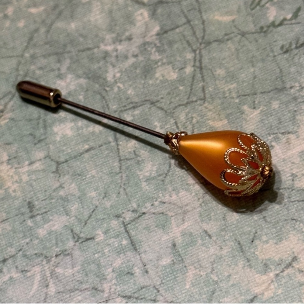VINTAGE GOLD TONE STICK PIN